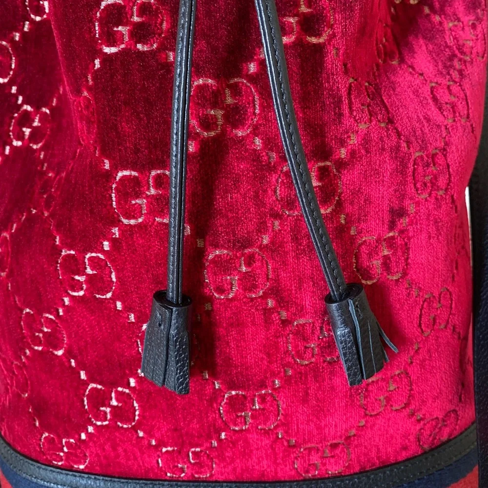 ❤️❤️”GUCCI RED VELVET BUCKET BAG”❤️❤️ - Picture 2 of 9